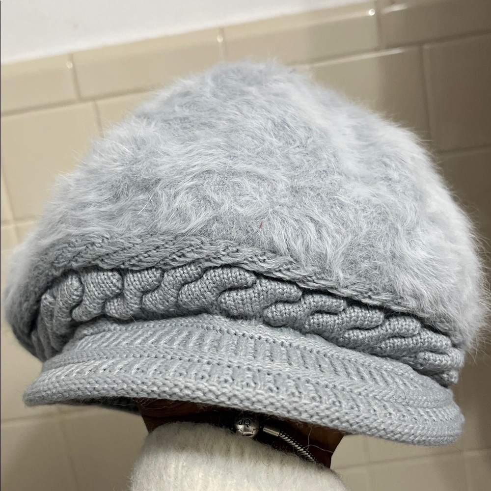 UGG Women's 🥰 gray  Knit and Fur Hat🥰 - Picture 2 of 3